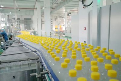 日產(chǎn)量破百萬(wàn)瓶 紹興玻璃瓶飲料工廠(chǎng)的30人高效生產(chǎn)奇跡